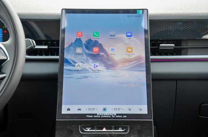 Điểm nhấn của khoang lái là màn hình giải trí trung tâm 13,2 inch đặt dọc. Người lái có thể thông qua màn hình này điều chỉnh nhiều chức năng của xe như hệ thống điều hòa tự động 2 vùng, đèn viền nội thất, các tính năng trợ lái ADAS, camera toàn cảnh 540 độ...