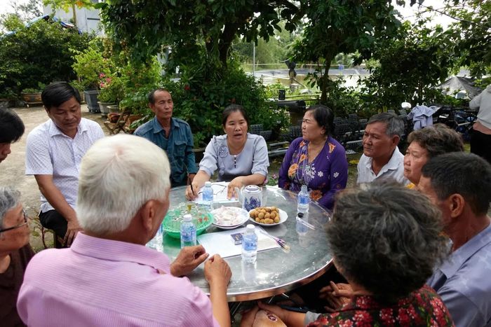 Toàn cảnh buổi họp họ tộc Huỳnh trước sự chứng kiến của Chủ tịch UBND xã Vàm Cỏ Đặng Văn Tây Lo (áo trắng, ngắn tay) và bà Nguyễn Thị Ngọc Vệ, Trưởng phòng Văn hóa - Xã Hội xã (chính giữa). Ảnh: Quỳnh Danh.