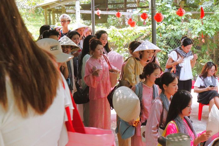 Khách chờ xuống xuồng tại cầu bến gần cầu Bà Ngoạn ngày 18/7.
