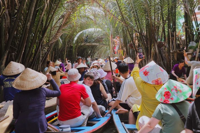 Khoảng 9h30 ngày 18/7, rạch nước cồn Thới Sơn đã có tình trạng tắc xuồng.