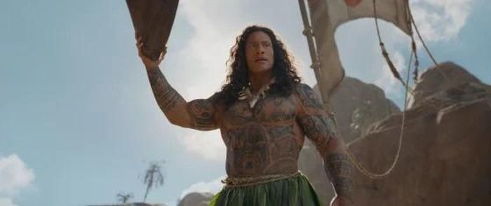 Dwayne Johnson trở lại vai á thần Maui trong phiên bản người đóng gây tranh luận. Ảnh: Disney.