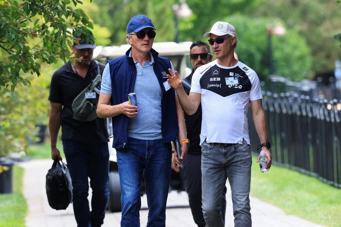 Dù vậy, phần lớn khách mời vẫn trung thành với phong cách đơn giản. Nhà đầu tư Aviv Nevo tiếp tục mặc áo khoác đen Rick Owens, hay CEO Palantir Alex Karp xuất hiện với áo thun có nhiều biểu tượng ở phần ngực. Ảnh: Brendan McDermid/Reuters.