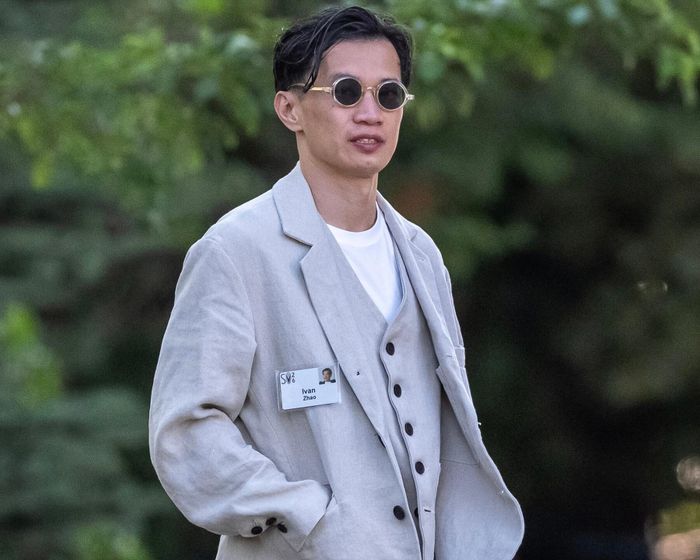 Người được đánh giá nổi bật là Ivan Zhao, đồng sáng lập nền tảng quản lý công việc Notion. Zhao là một trong số ít khách mời mặc suit. Ông chọn bộ suit ba mảnh màu xám đá phiến, chất liệu có bề mặt nhăn nhẹ, phối cùng áo thun trắng và kính tròn. Trang phục vừa cổ điển vừa hiện đại, đủ nổi bật nhưng không tạo cảm giác phô trương. Ảnh: David Paul Morris/Bloomberg.
