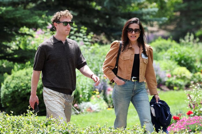 Mark Zuckerberg nổi bật với quần shorts Loewe, món đồ thời trang cao cấp dễ nhận thấy nhất tại Sun Valley năm nay. Sau nhiều năm gắn với áo thun xám, nhà sáng lập Meta gần đây tích cực thử nghiệm phong cách mới. Tuy nhiên, lựa chọn lần này khiến tỷ phú trẻ bị ví như một doanh nhân tiền mã hóa ở Miami trên đường đi mô tô nước. Hình ảnh thể hiện quy tắc ngầm tại Sun Valley: ăn mặc quá đơn giản dễ bị lu mờ, nhưng quá cầu kỳ cũng không phù hợp với không khí thoải mái như một trại hè của sự kiện. Ảnh: Brendan McDermid/Reuters.