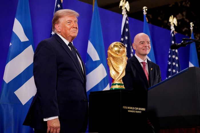 Tổng thống Mỹ Donald Trump và Chủ tịch FIFA Gianni Infantino đứng cạnh Cúp vô địch bóng đá thế giới FIFA khi tham dự buổi tiếp đón của FIFA tại Tháp Trump ở thành phố New York (Mỹ) ngày 17/7. Ảnh: Reuters.