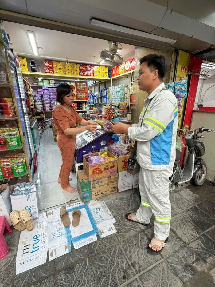 Hộ dân được thông tin về biểu giá thu gom rác sinh hoạt theo đầu người