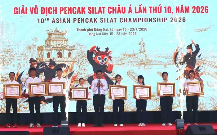 Các HLV, VĐV của đội pencak silat trẻ Việt Nam được vinh danh tại Lễ khai mạc nhờ đạt thành tích ấn tượng tại các giải quốc tế