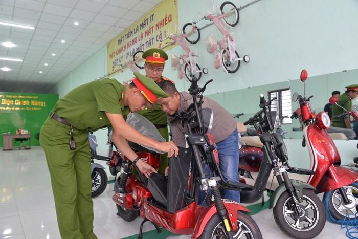 Lực lượng công an tuyên truyền, vận động các cơ sở kinh doanh xe điện chấp hành quy định