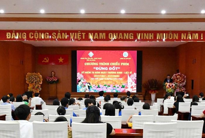 Đông đảo khán giả đến Hội trường UBND xã Hòn Đất xem phim tối ngày 17.7