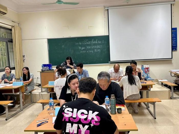 NGƯT Trần Đức Thìn, nguyên Phó Hiệu trưởng Trường Đại học Luật Hà Nội tham gia giảng dạy sau khi đã nghỉ hưu
