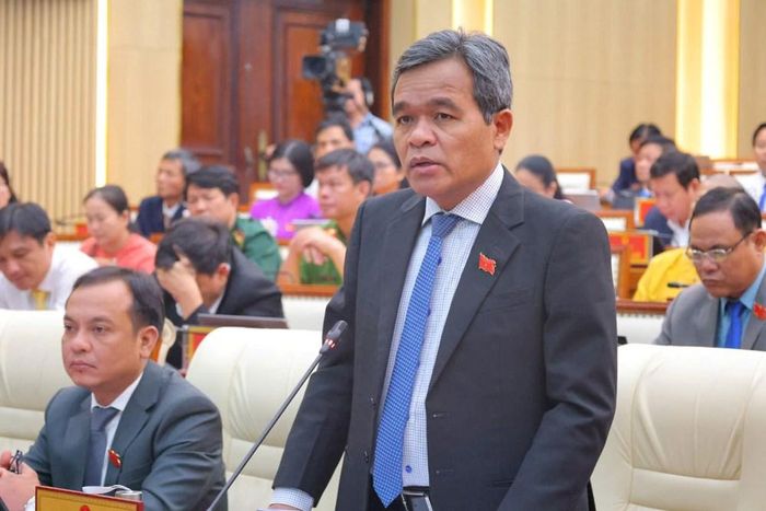 Ủy viên Trung ương Đảng, Bí thư Tỉnh ủy Hồ Văn Niên phát biểu thảo luận tại kỳ họp