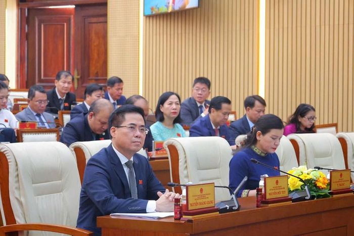 Ủy viên Trung ương Đảng, Phó Bí thư Tỉnh ủy, Chủ tịch UBND tỉnh Nguyễn Hoàng Giang và các đại biểu dự kỳ họp