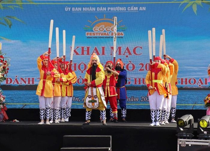Trình diễn hát bả trạo tại lễ hội sông Cổ Cò năm 2024