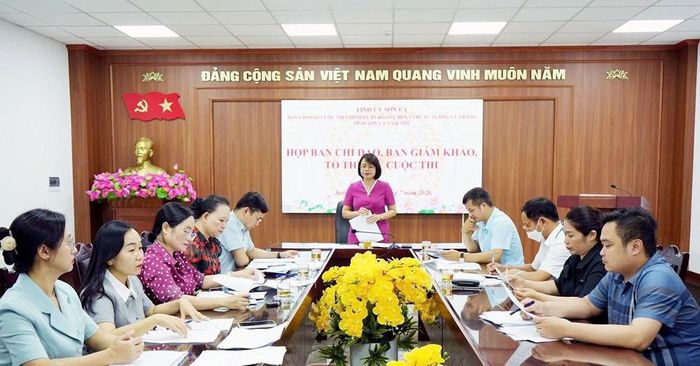 Trưởng ban Tuyên giáo và Dân vận Tỉnh ủy Sơn La Đinh Thị Bích Thảo, Phó Trưởng ban Thường trực Ban Chỉ đạo Cuộc thi chủ trì cuộc họp