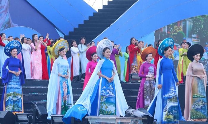 Đông đảo phụ nữ trong trang phục áo dài tham gia Lễ hội "Áo dài sắc màu của Biển"