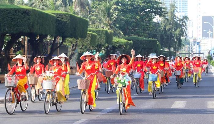 Đạp xe diễu hành áo dài trên đường phố Nha Trang