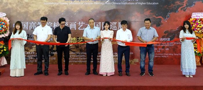 Đại biểu hai nước cắt băng khai mạc triển lãm