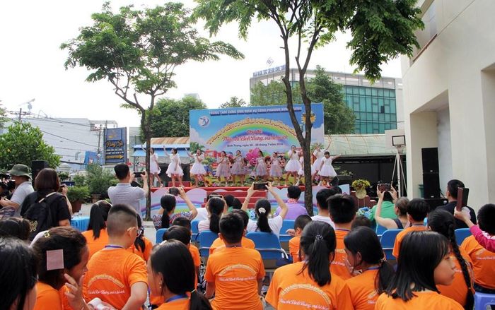 Các trại sinh xem văn nghệ tại chương trình khai mạc