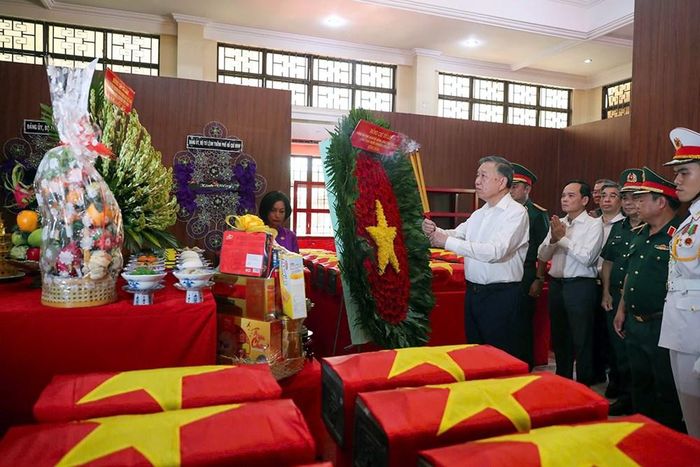 Chiều ngày 17.7, Tổng Bí thư, Chủ tịch nước Tô Lâm đã đến dâng hương các Anh hùng liệt sĩ tại Công viên Lê Thị Riêng. Ảnh: BTC