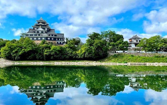 Vườn Okama Korakuen được công nhận là "Địa điểm danh lam thắng cảnh đặc biệt", di sản văn hóa lịch sử và được xếp hạng ba sao trong Cẩm nang du lịch Michelin Nhật Bản