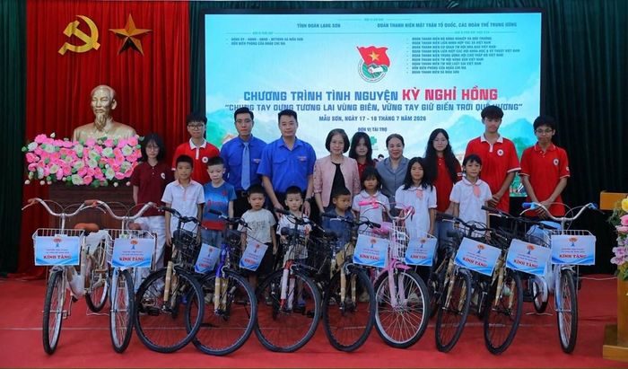 Đại diện Ban Tổ chức trao 10 xe đạp cho học sinh có hoàn cảnh khó khăn