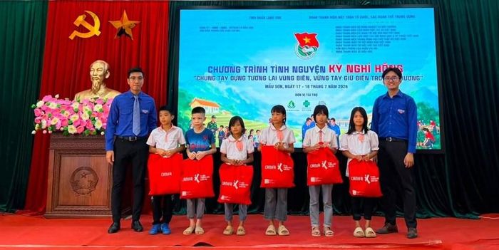 Đại diện Ban Tổ chức trao quà cho các học sinh có hoàn cảnh khó khăn