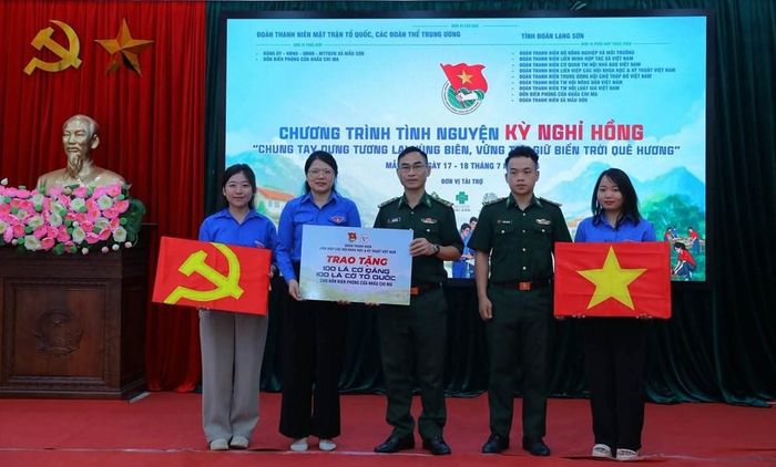 Đại diện Ban Tổ chức trao tặng biển tượng trưng 100 lá cờ Đảng, 100 lá cờ Tổ quốc cho Đồn Biên phòng Cửa khẩu Chi Ma