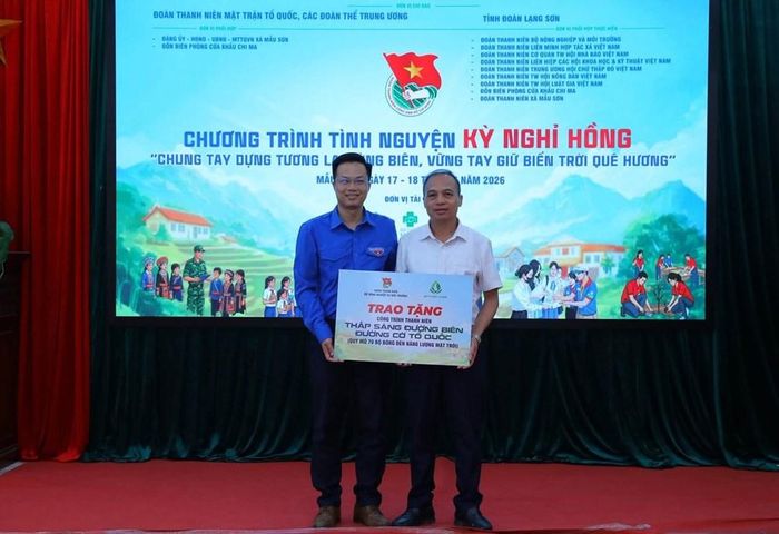 Ban Tổ chức trao tặng biển tượng trưng công trình thanh niên “Thắp sáng đường biên” cho đại diện lãnh đạo xã Mẫu Sơn