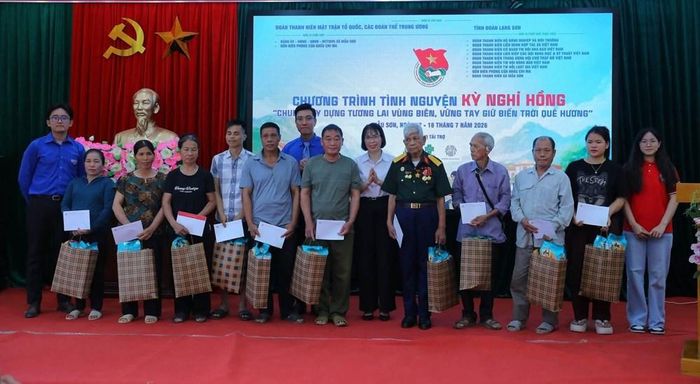 Đại diện Ban Tổ chức trao quà cho các hộ gia đình chính sách