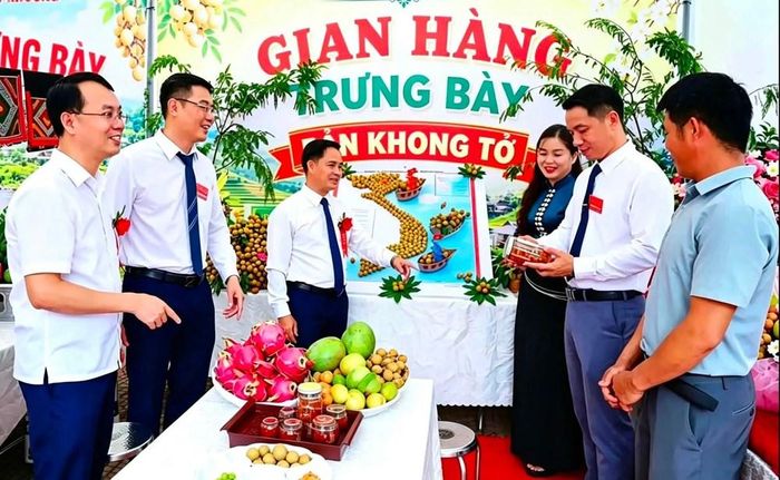 Điểm nhấn của chương trình năm nay chính là hoạt động quảng bá thương hiệu gắn với chuyển đổi số. 5 gian hàng giới thiệu nhãn tươi, long nhãn và các sản phẩm OCOP được kết nối với những phiên livestream bán hàng sôi động cùng sự đồng hành của các KOL, TikToker, YouTuber. Người dân được trực tiếp hướng dẫn xây dựng kênh bán hàng online, ứng dụng thương mại điện tử để mở rộng thị trường