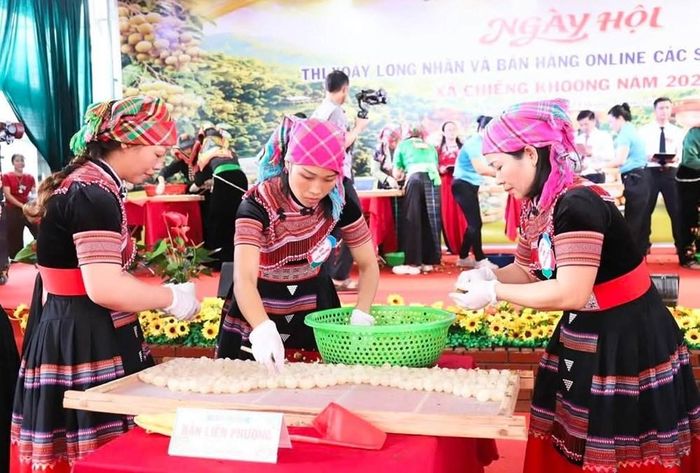 Sôi nổi nhất tại hội thi là phần tranh tài của 18 đội thi xoáy long nhãn. Những đôi tay khéo léo, thoăn thoắt đã thể hiện kỹ thuật tinh xảo, góp phần gìn giữ nghề truyền thống, nâng cao chất lượng và khẳng định thương hiệu Long nhãn Chiềng Khoong