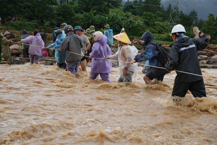 Người dân bám dây qua suối để đi đưa tang người đã mất