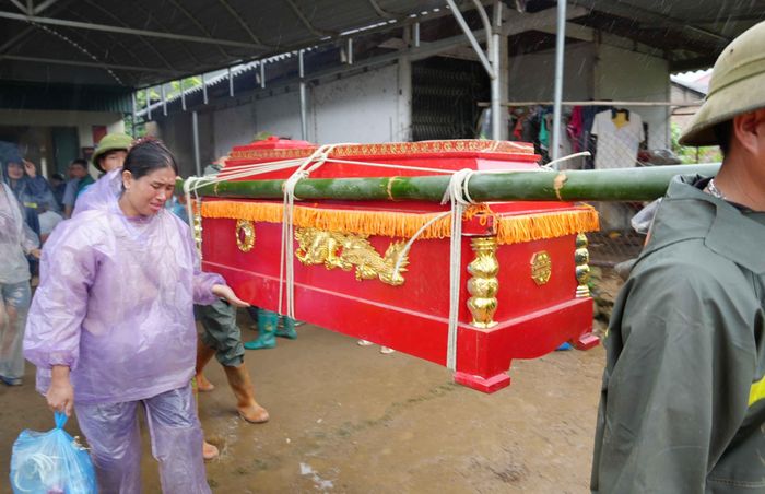 Nỗi đau của những gia đình có người thân tử vong do lũ quét