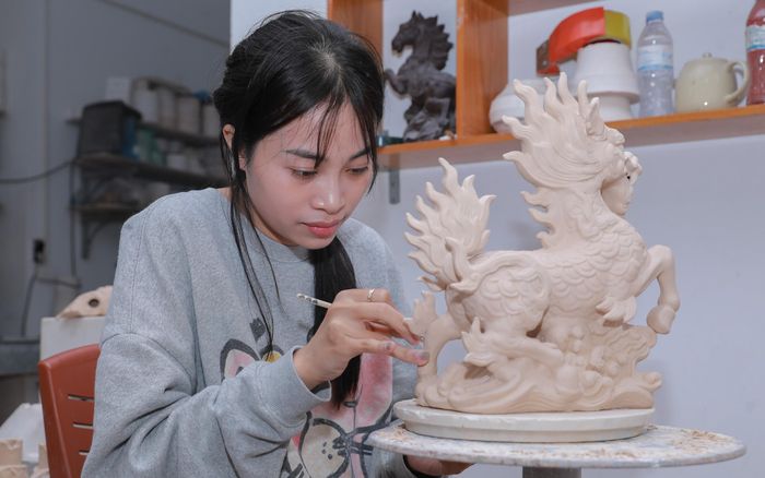 Các thợ chế tác tại làng gốm Bát Tràng (Hà Nội) đảm nhiệm công việc đòi hỏi tay nghề cao, kỹ thuật tinh xảo và sự chính xác ở từng công đoạn. Ảnh: Phan Phương – TTXVN
