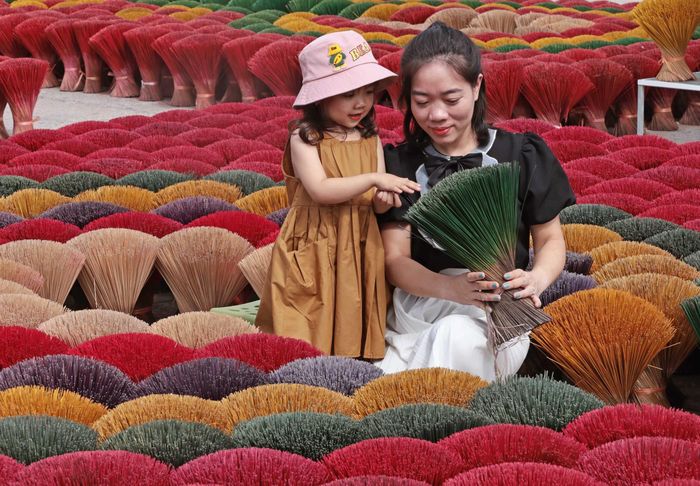 Làng nghề làm hương Quảng Phú Cầu (Hà Nội) là điểm đến yêu thích với nhiều du khách. Ảnh: TTXVN
