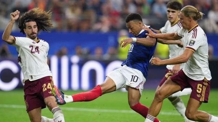 Tiền đạo Mbappé (áo xanh) trong trận Pháp thua Tây Ban Nha ở bán kết. (Ảnh: TÂN HOA XÃ)
