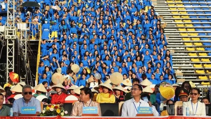 Các đoàn khách trong nước và quốc tế tham dự buổi lễ.
