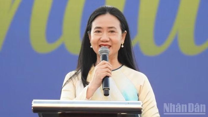 Chủ tịch Hội Liên hiệp Phụ nữ tỉnh Khánh Hòa Nguyễn Quỳnh Nga phát biểu tại lễ hội.