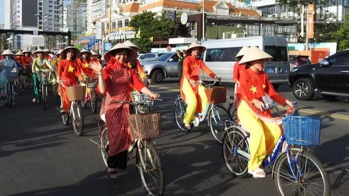 Hàng nghìn phụ nữ trong tà áo dài rực rỡ đi xe đạp trên các tuyến đường của phố biển Nha Trang đã trở thành “đại sứ văn hóa”, góp phần quảng bá một Khánh Hòa năng động, thân thiện đến bạn bè quốc tế.