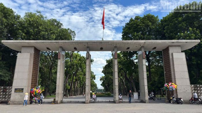 Công viên Thống Nhất có diện tích hơn 50ha, nằm giữa bốn tuyến phố Trần Nhân Tông, Lê Duẩn, Đại Cồ Việt và Nguyễn Đình Chiểu (phường Hai Bà Trưng, Hà Nội).