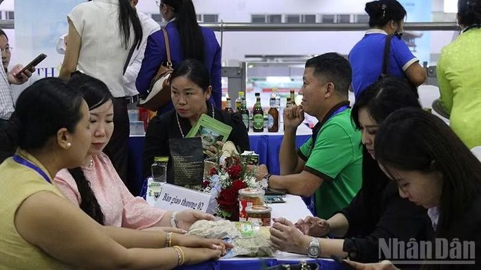 Các doanh nghiệp giao thương trực tiếp. (Ảnh: DUY TOÀN)