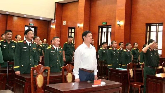 Các đại biểu thực hiện nghi lễ chào cờ. (Ảnh: MẠNH HÙNG)