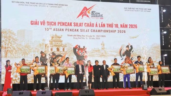 Ban tổ chức tặng quà lưu niệm các đội tham gia giải.