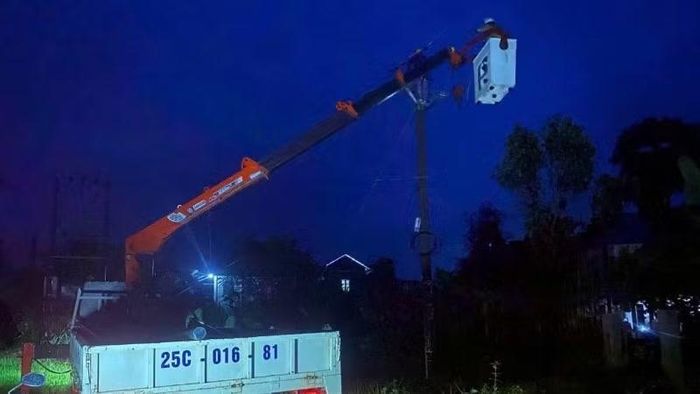 Điện lực Lai Châu khắc phục sự cố cả đêm để bảo đảm cấp điện trở lại cho các hộ dân.