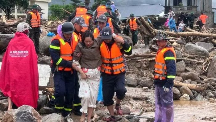 Lực lượng cứu hộ di dời người dân ra khỏi vùng bị lũ cô lập.