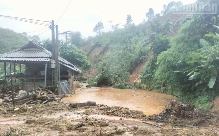 Đường vào xã Ngọc Chiến bị sạt lở nhiều vị trí, ảnh hưởng tới việc ra vào xã.