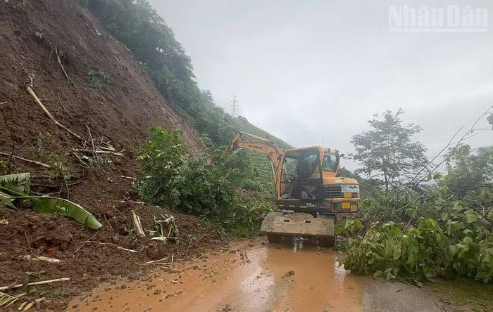 Tỉnh Sơn La đã chỉ đạo các sở, ngành huy động phương tiện khắc phục các khu vực sạt lở trên các tuyến tỉnh lộ, bảo đảm thông đường cho các phương tiện. (Ảnh: XUÂN HỒNG)