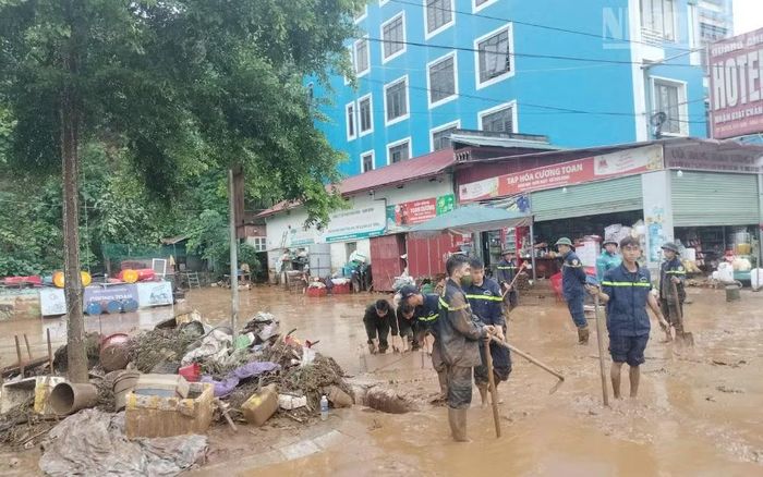 Công an tỉnh Sơn La đã huy động lực lượng hỗ trợ các hộ dân tại tiểu khu 5, xã Mường La di chuyển đồ đạc, khơi thông bùn, đất do mưa lũ.