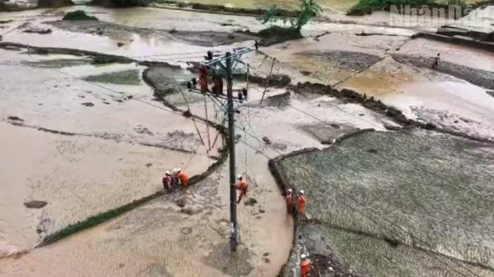 Công ty điện lực Sơn La huy động lực lượng khắc phục sự cố về điện do mưa lũ tại bản Hua Nặm, xã Mường La. (Ảnh: NGỌC DIỆP)