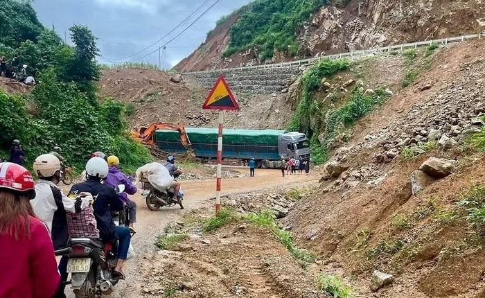Do ảnh hưởng mưa lớn, tuyến đường từ xã Tuần Giáo đi Tủa Chùa bị sạt lở nghiêm trọng, gây khó khăn cho người và phương tiện di chuyển.